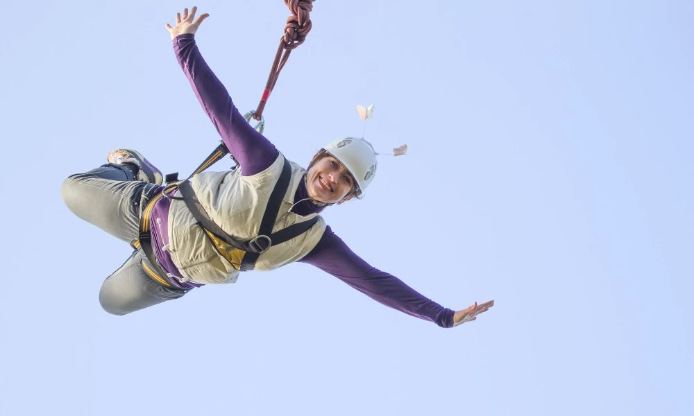 Puenting: qué es este deporte extremo y por qué depende (literalmente) de una cuerda