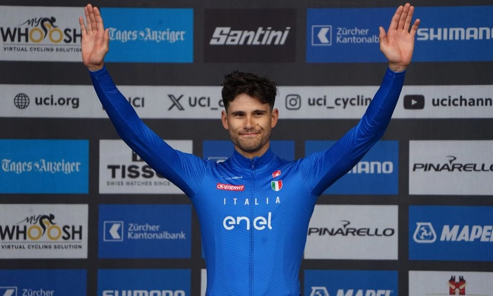 Filippo Ganna saludando.