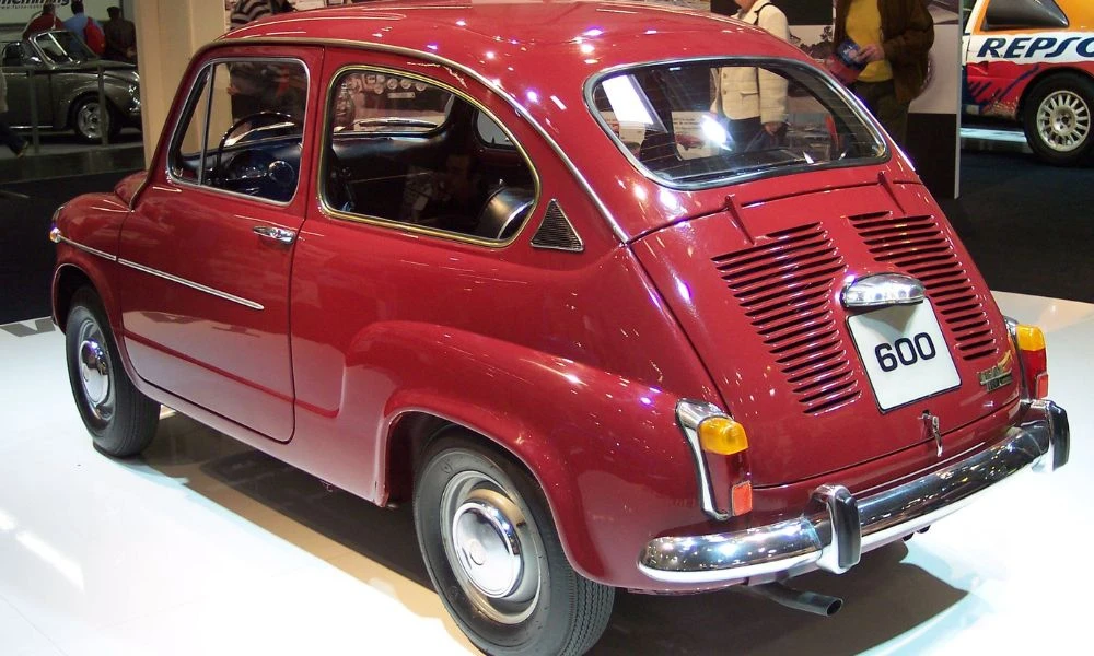 Fiat 600 rojo.