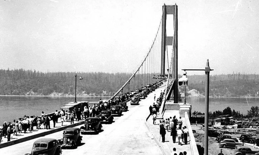 El Tacoma Narrows Bridge en su inauguración.
