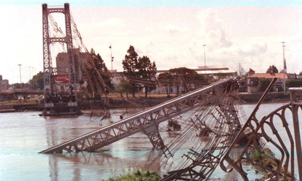 Foto del Puente Colgante de Santa Fe luego del colapso.