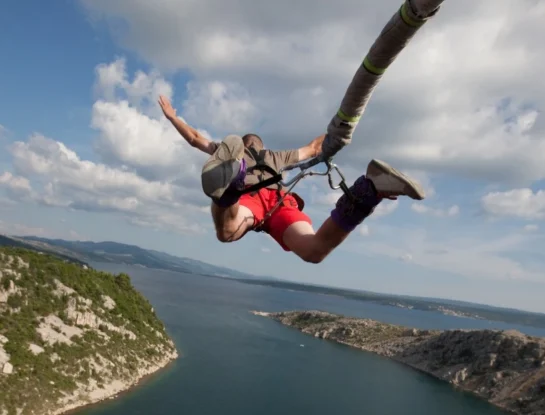 Puenting: qué es este deporte extremo y por qué depende (literalmente) de una cuerda