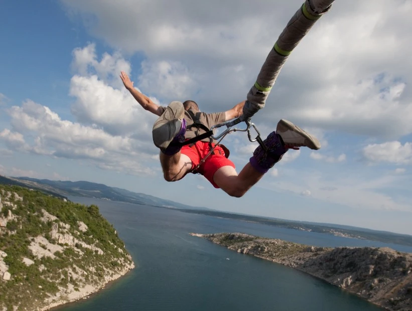 Puenting: así es el deporte extremo que consiste en saltar desde un puente atado a una soga