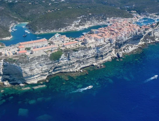 Bonifacio, la sorprendente ciudad de Francia que se construyó al borde de acantilados de hasta 70 metros de altura
