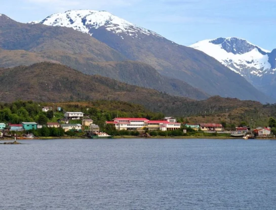 Puerto Edén, el diminuto pueblo de Chile que se esconde entre las cumbres nevadas de la Cordillera de los Andes austral