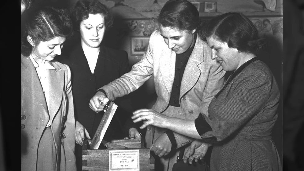 Efemérides del 11 de noviembre: las mujeres argentinas votan por primera vez en elecciones presidenciales