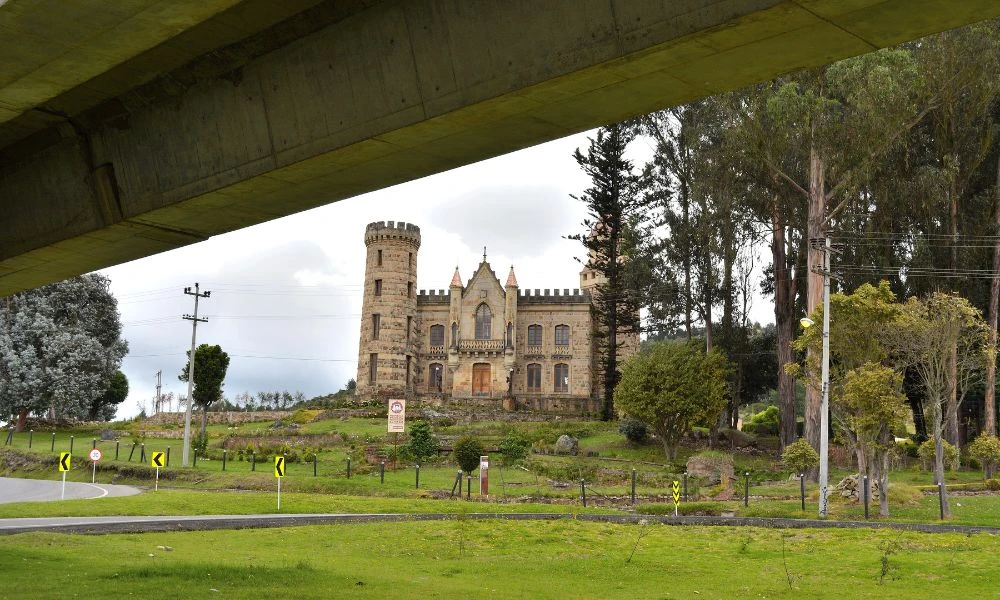 El Castillo Marroquín a lo lejos.