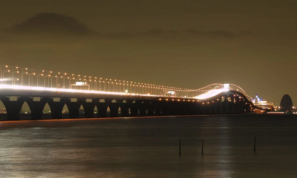 El Tokyo Bay Aqua-Line de noche.