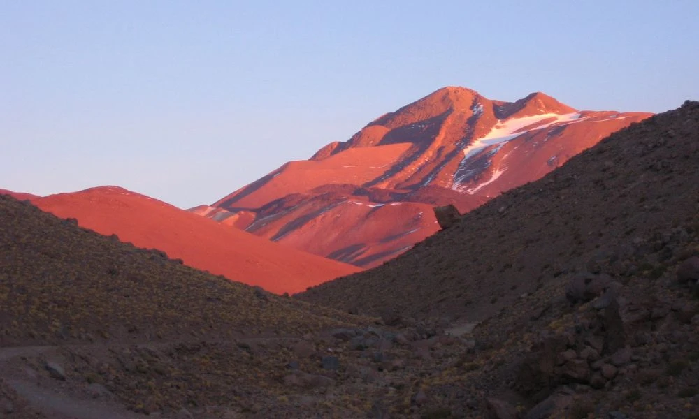 Volcán Llullaillaco en el atardecer.