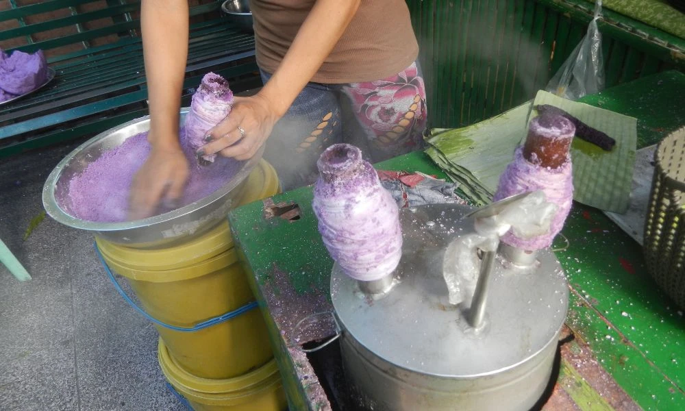 Preparación del dulce navideño filipino.