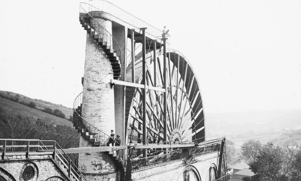 Foto antigua de la construcción.