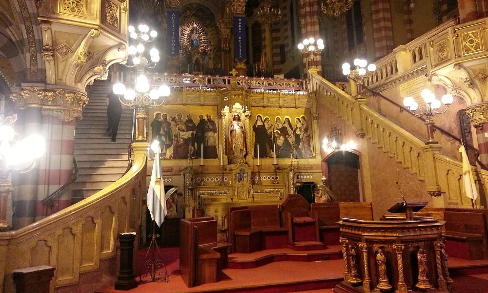 Basílica María Auxiliadora y su interior.