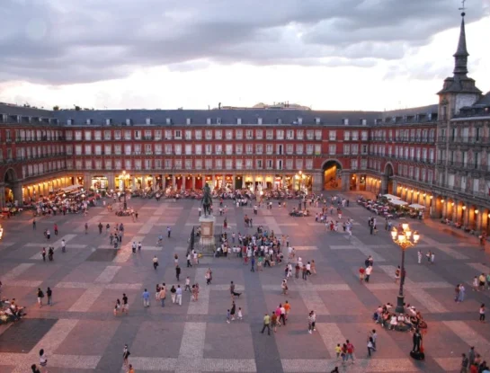 Historia y curiosidades de la Plaza Mayor de Madrid: la construcción que sobrevivió a tres grandes incendios