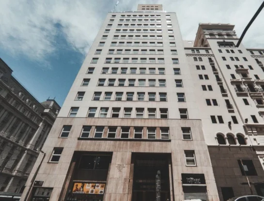 Edificio Comega, un ícono de hormigón porteño, de estilo art déco, que decora la ciudad desde 1934