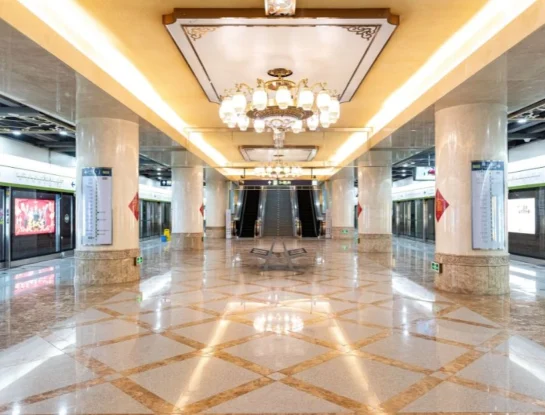 ¿Qué ciudad de Asia tiene el sistema de metro más largo del mundo y cuántas personas lo utilizan?