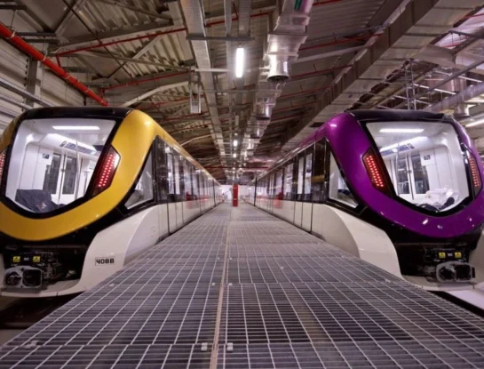 ¿Qué país tiene el sistema de metro sin conductor más largo del mundo y cuántos kilómetros alcanza su recorrido?