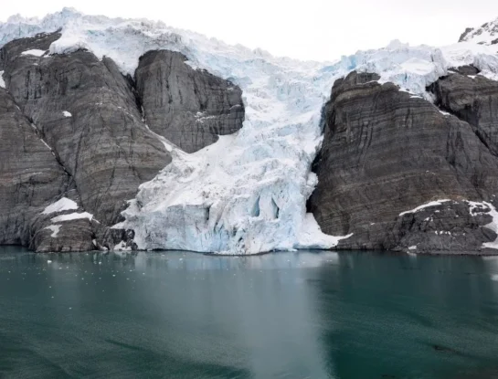 Bertrab, el diminuto glaciar que se esconde en una isla, en medio del océano Atlántico