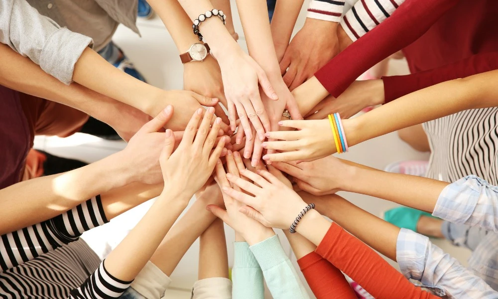 muchas manos en un plato hacen mucho garabato