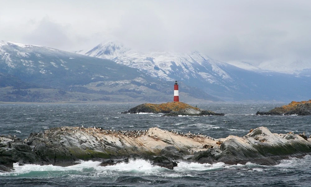 Faro Les Éclaireurs: la torre argentina que guía barcos en el sur desde hace 107 años