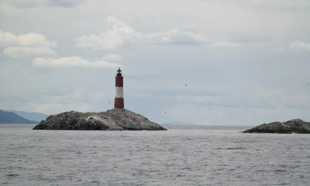 Faro Les Éclaireurs: la torre argentina que guía barcos en el sur desde hace 107 años