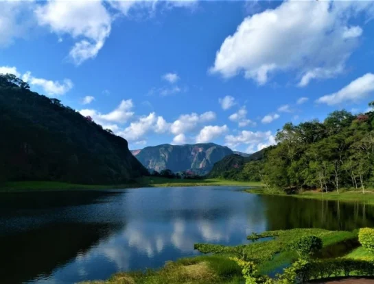 Laguna Volcán, el pintoresco y desconocido espejo de agua que se esconde entre las montañas de Bolivia