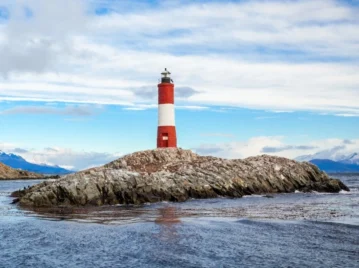Faro Les Éclaireurs: la torre argentina que guía barcos en el sur desde hace 107 años