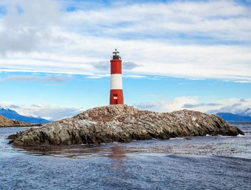 Faro Les Éclaireurs: la torre argentina que guía barcos en el sur desde hace 107 años