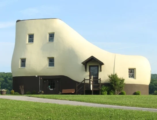 Haines Shoe House: la extraña casa de Estados Unidos, con forma de zapato, que se convirtió en un hospedaje