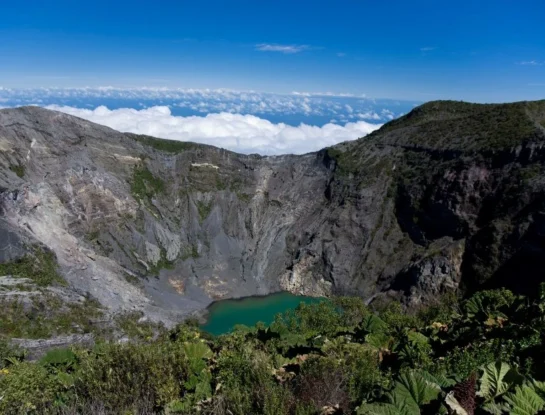 Irazú, el desconocido volcán de Latinoamérica que alberga una laguna color esmeralda en su cráter