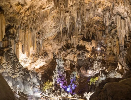 Cueva de Nerja, el misterioso lugar de España que se mantuvo oculto del mundo hasta 1959