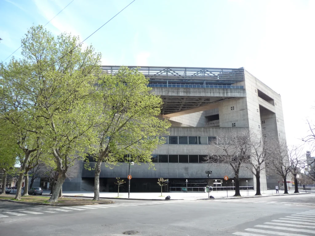 Vistas al edificio de hormigón moderno.