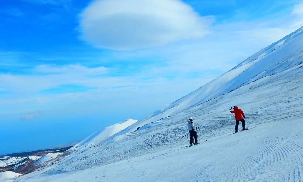 Una de sus laderas llena de nieve.