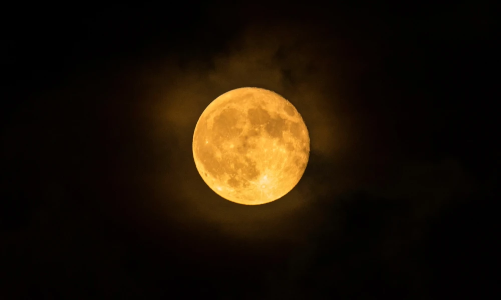 satélite natural de la Tierra