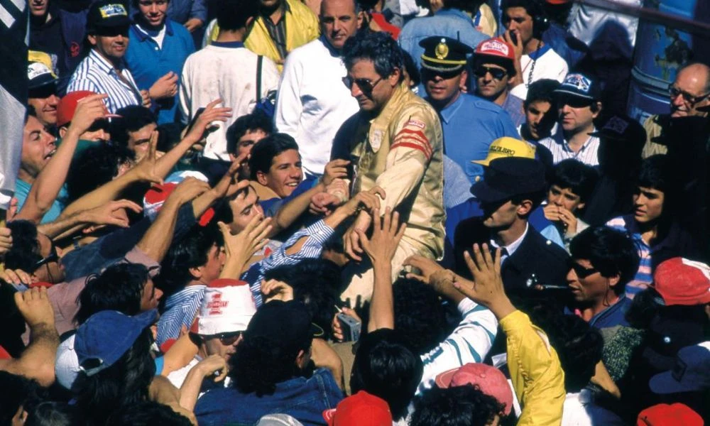 Roberto Mouras en un festejo.