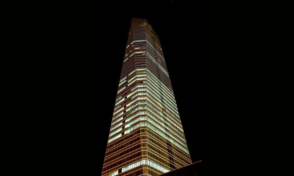 Torre de Cristal de noche.