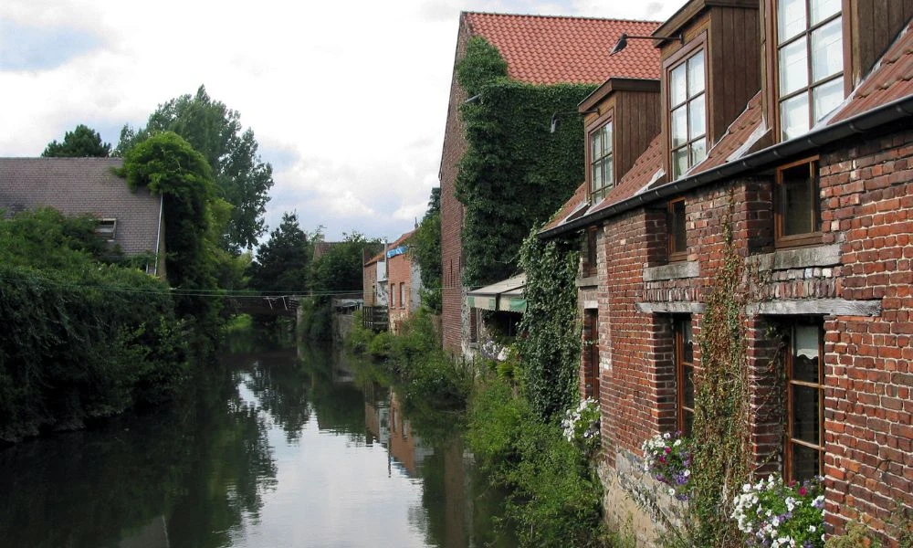 El río Senne entre las construcciones de Bélgica.