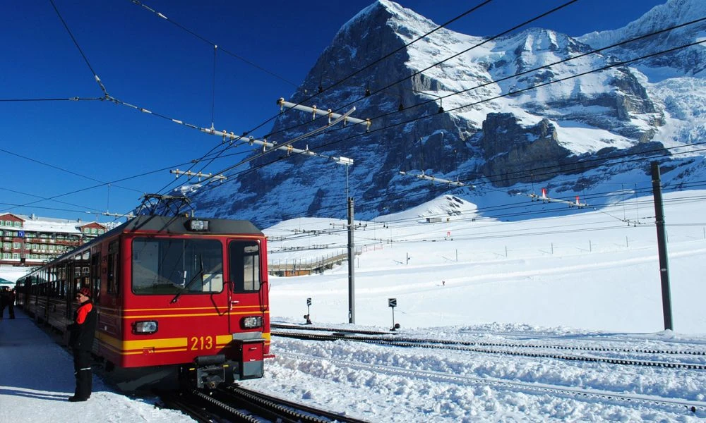 El ferrocarril rodeado de nieve.