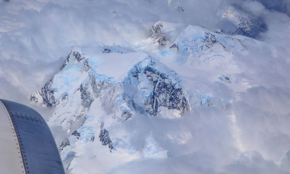 Imagen aérea de la montaña.