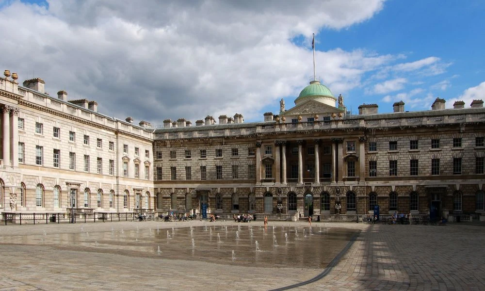 Patio del Museo Hermitage.