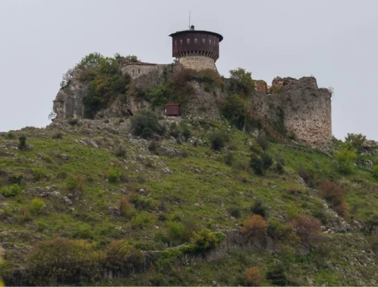 Castillo de Petrelë: la sorprendente y desconocida fortaleza de siglo VI que se conserva en Albania