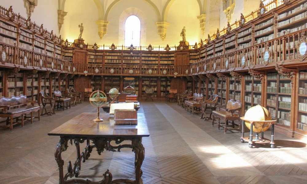 Biblioteca de la casa de estudios.