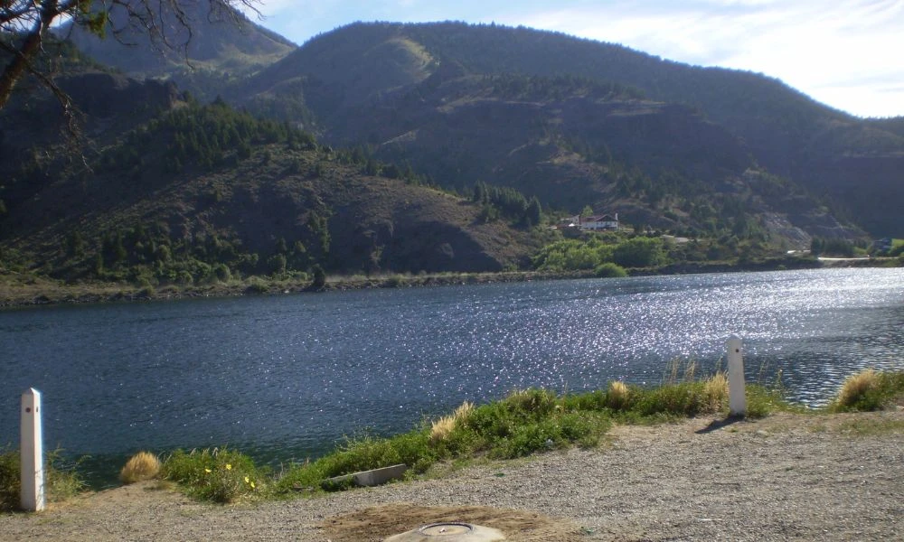 Colores del paisaje que rodean al caudal.