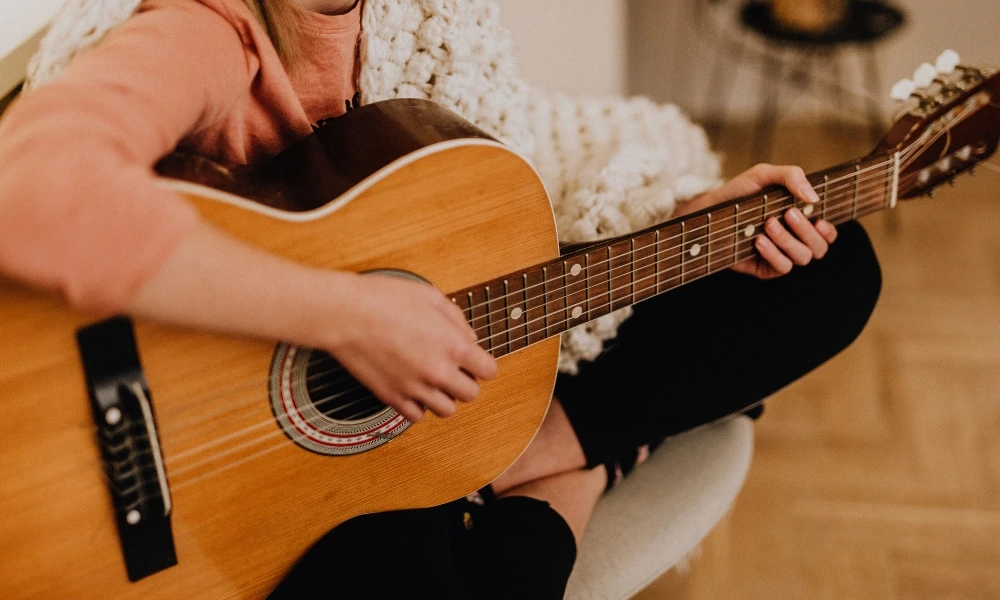 guitarra palabra de origen árabe