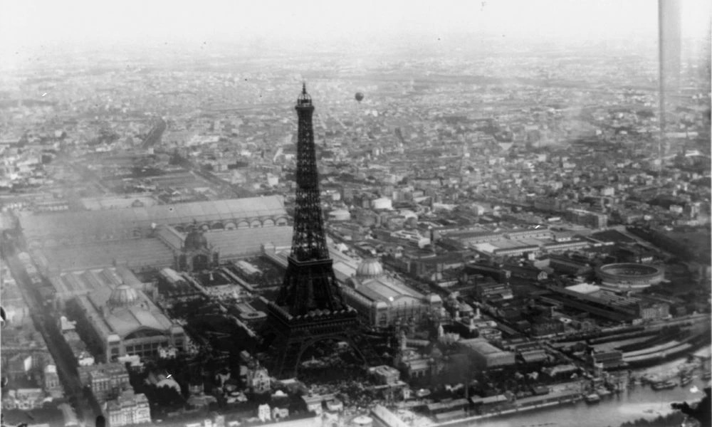 Foto antigua de la Torre Eiffel.