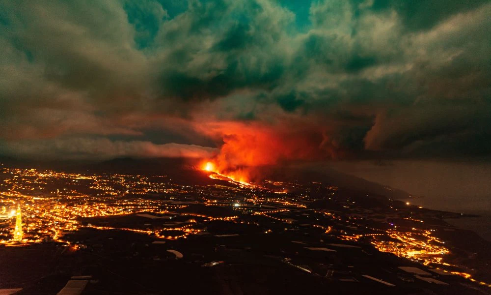 La erupción de la isla, vista de noche.