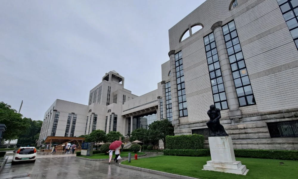 Fachada de la biblioteca más grande de Asia.