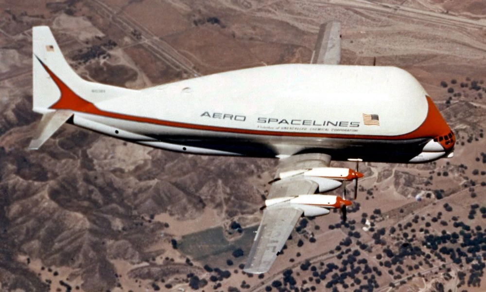 El Aero Spacelines Super Guppy en pleno vuelo.