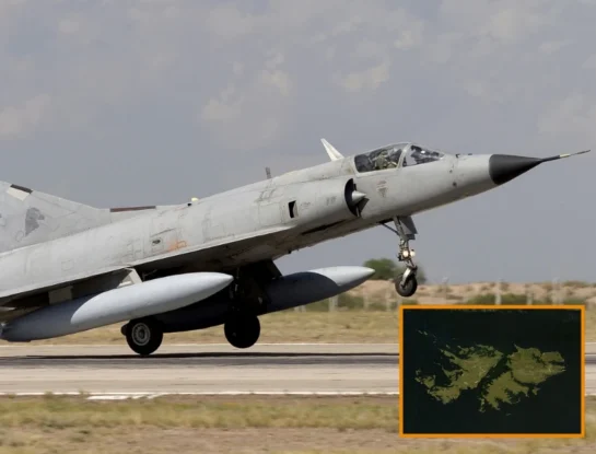 El avión de Malvinas que "aterrizó" en Bariloche: la historia del Mirage III EA, una aeronave que resistió 16 misiones y hoy "vuela" sobre el lago Nahuel Huapi