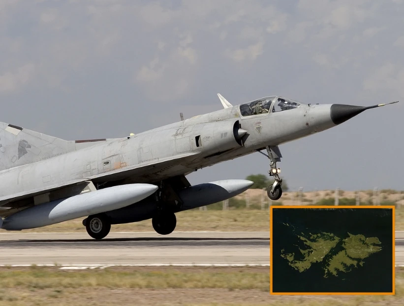 El avión de Malvinas que "aterrizó" en Bariloche: la historia del Mirage III EA, una aeronave que resistió 16 misiones y hoy "vuela" sobre el lago Nahuel Huapi