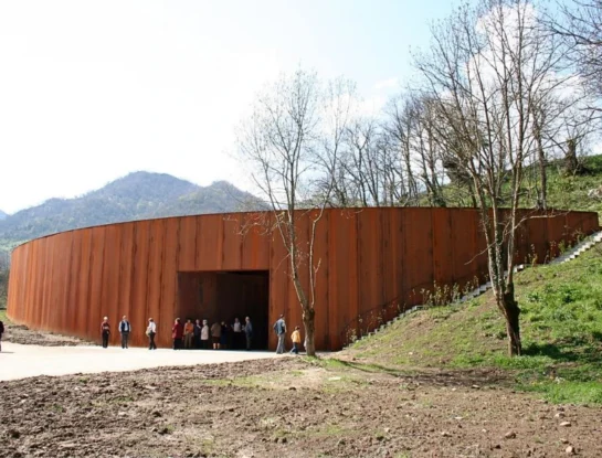 Parque de la Prehistoria: el predio de 25.000 metros cuadrados que está repleto de arte rupestre